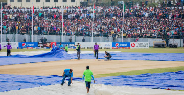 पानी रोकिएपछि मैदानको कभर हटाइयो, कुवेत र नेपालबीचकाे खेल केही बेरमा पुनः सुरु हुने